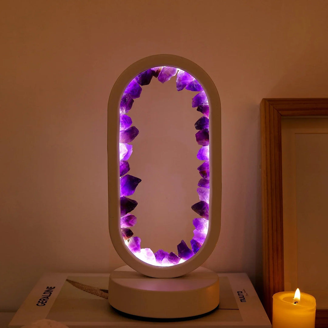 Rozświetlona ametystowa lampa, naturalny kryształ emitujący ciepłe, relaksujące światło.