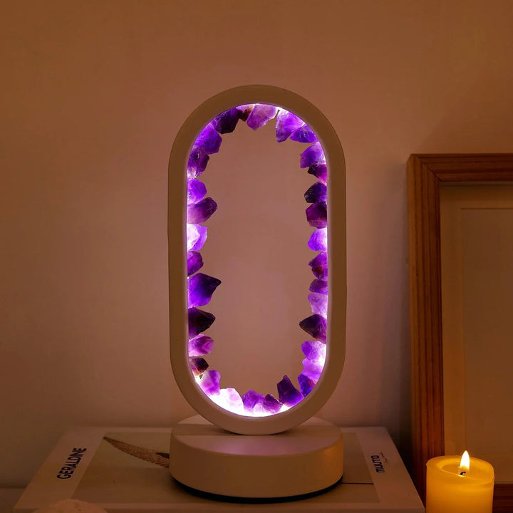 Rozświetlona ametystowa lampa, naturalny kryształ emitujący ciepłe, relaksujące światło.