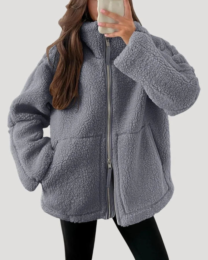 Szara damska kurtka teddy oversize prezentowana na sylwetce