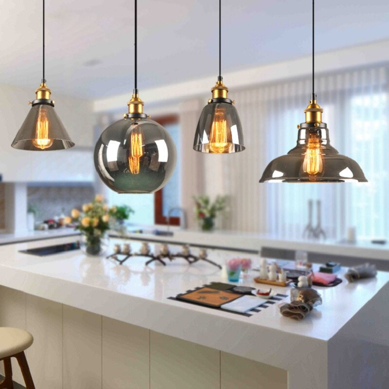 Designerska lampa Art Déco, szklana, wisząca, z metalowymi elementami, idealna do salonu.