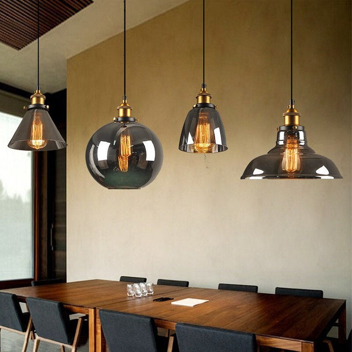 Lampa sufitowa vintage w stylu Art Déco, szklany klosz, antyczne oświetlenie do jadalni.