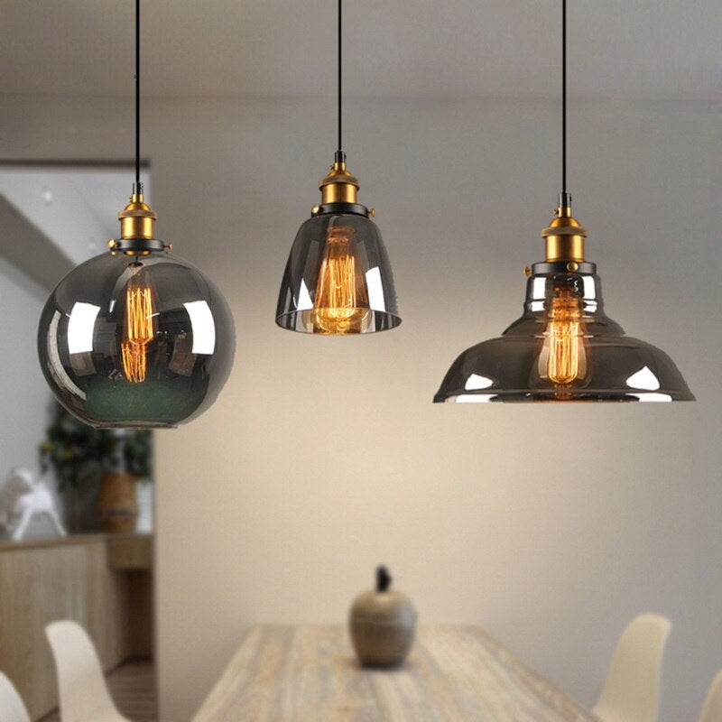 Zbliżenie na szklany klosz antycznej lampy wiszącej Art Déco, oświetlenie wnętrz.
