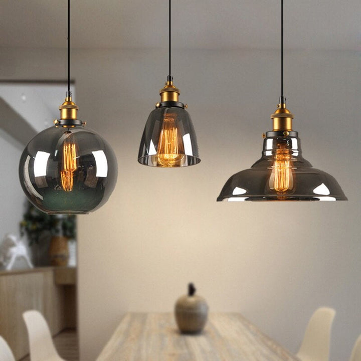 Zbliżenie na szklany klosz antycznej lampy wiszącej Art Déco, oświetlenie wnętrz.