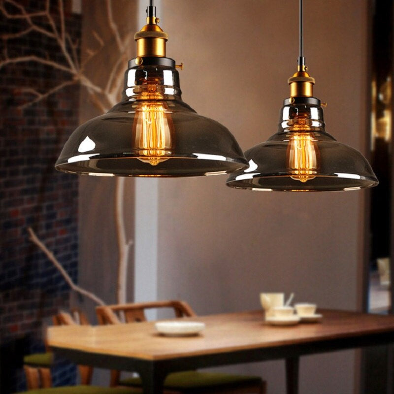 Elegancka lampa wisząca szklana Art Déco, oświetlenie sufitowe z metalowym mocowaniem.