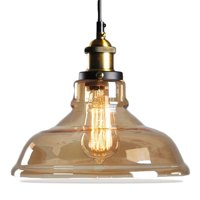 Detale metalowe i szklany klosz antycznej lampy wiszącej Art Déco, oświetlenie vintage.