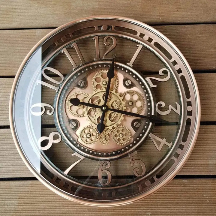 Antyczny zegar ścienny metalowy do klasycznego wnętrza. Brązowy, elegancka dekoracja domu.