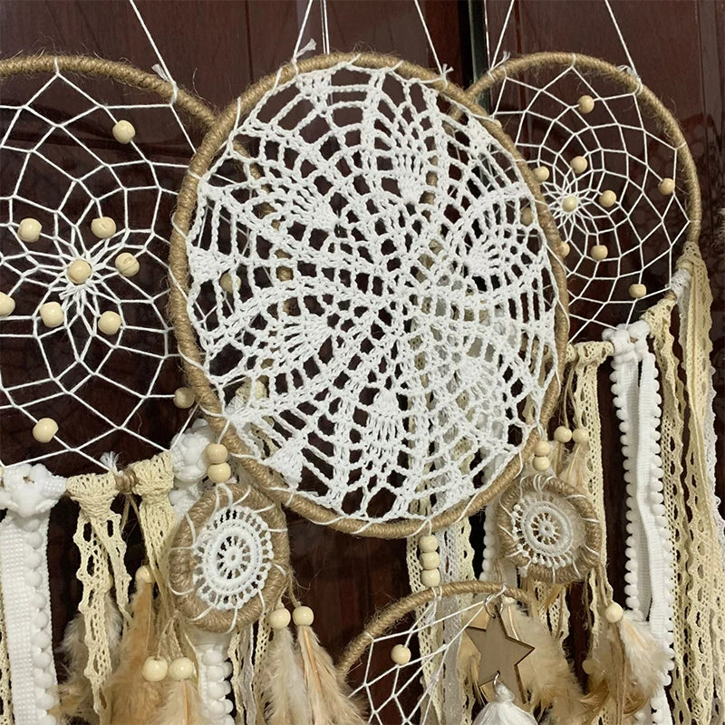 Łapacz snów makrama z księżycem i gwiazdami, idealny do sypialni. Rękodzieło w stylu boho.