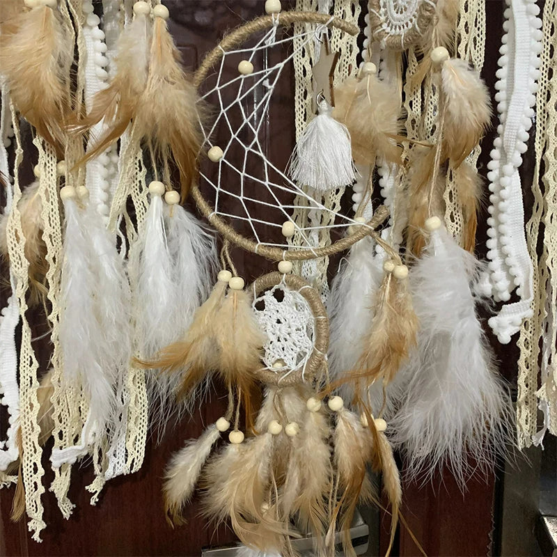 Boho łapacz snów makrama, białe piórka, kryształki, kształt księżyca i gwiazd. Dekoracja ścienna.