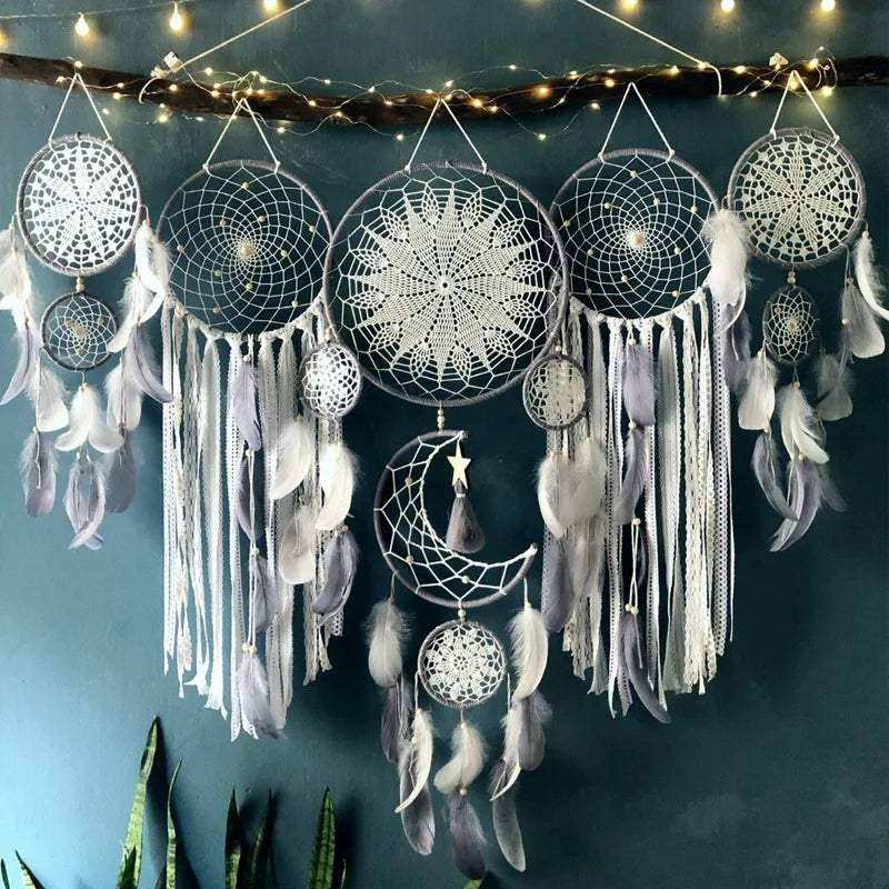 Stylowy łapacz snów z makramy. Dominujący księżyc i ozdobne gwiazdy. Boho dekoracja do pokoju.