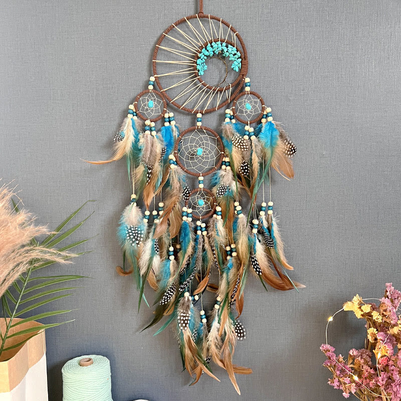 Łapacz snów z naturalnym turkusowym kryształem, elegancka dekoracja do sypialni i element feng shui.