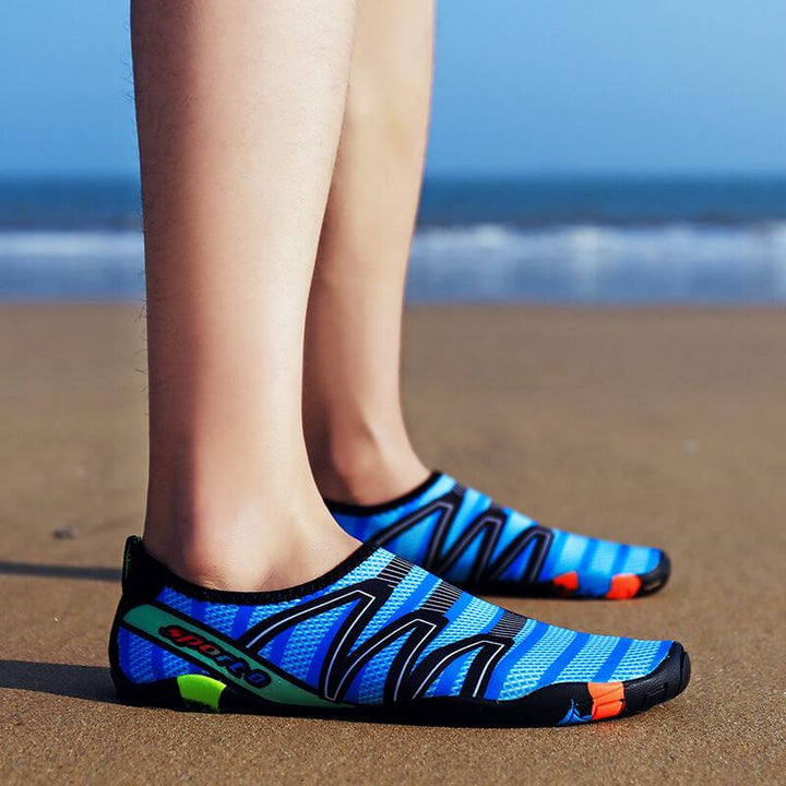 Stylowe buty do wody unisex w dynamicznym ujęciu produktowym