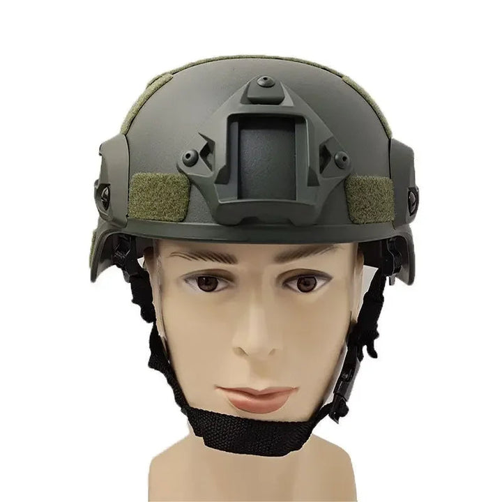 Kask ochronny airsoft z regulowanym paskiem i panelem velcro na akcesoria