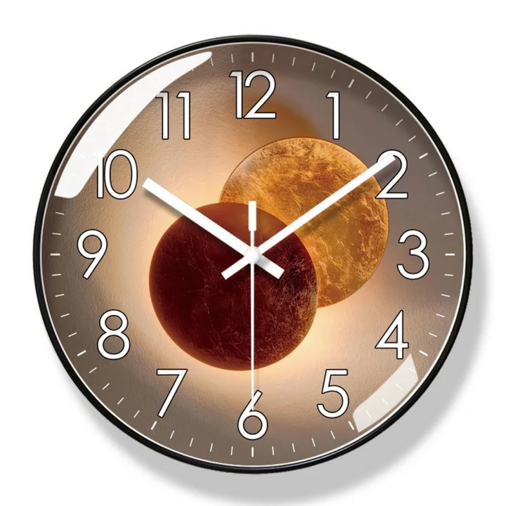 Zegar ścienny z unikalnym wzornictwem, idealna dekoracja do salonu. Cichy mechanizm kwarcowy gwarantuje spokój.