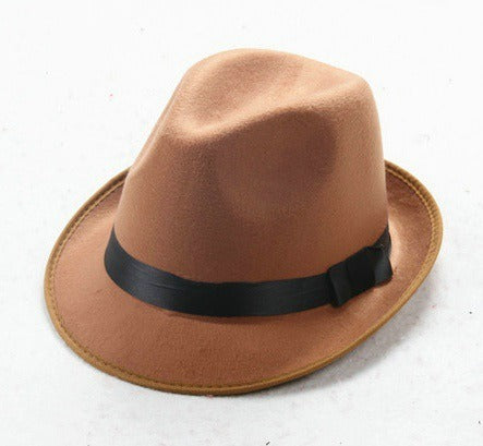 Brązowy damski kapelusz fedora z ozdobną wstążką ułożony na gładkim tle