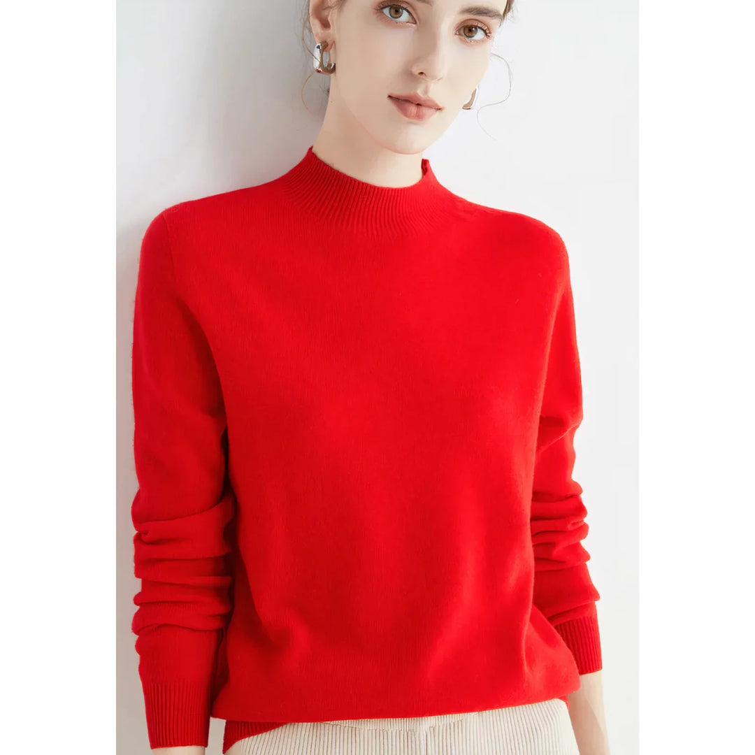 Czerwony damski sweter z golfem Yelena prezentowany na modelce