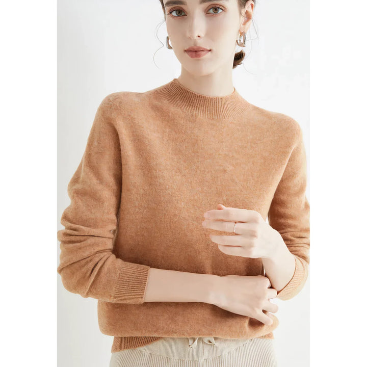 Stylowy sweter damski z golfem, ujęcie z bliska na kołnierz
