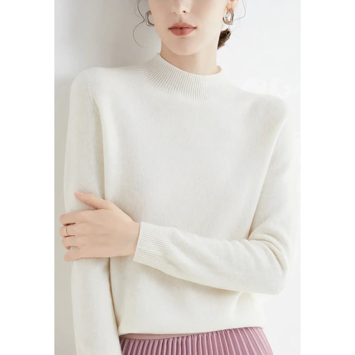 Stylowy sweter damski z golfem, zbliżenie na miękki materiał