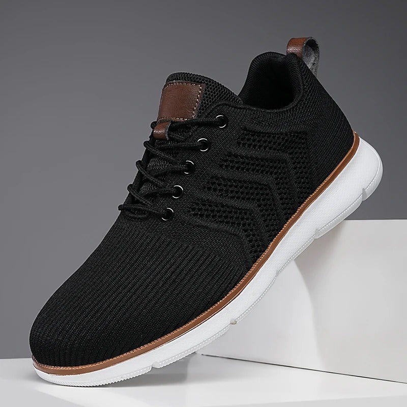 Czarne męskie sneakersy Darius na jasnym podwyższeniu