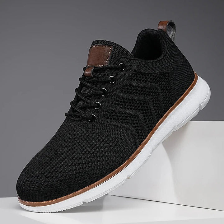 Czarne męskie sneakersy Darius na jasnym podwyższeniu