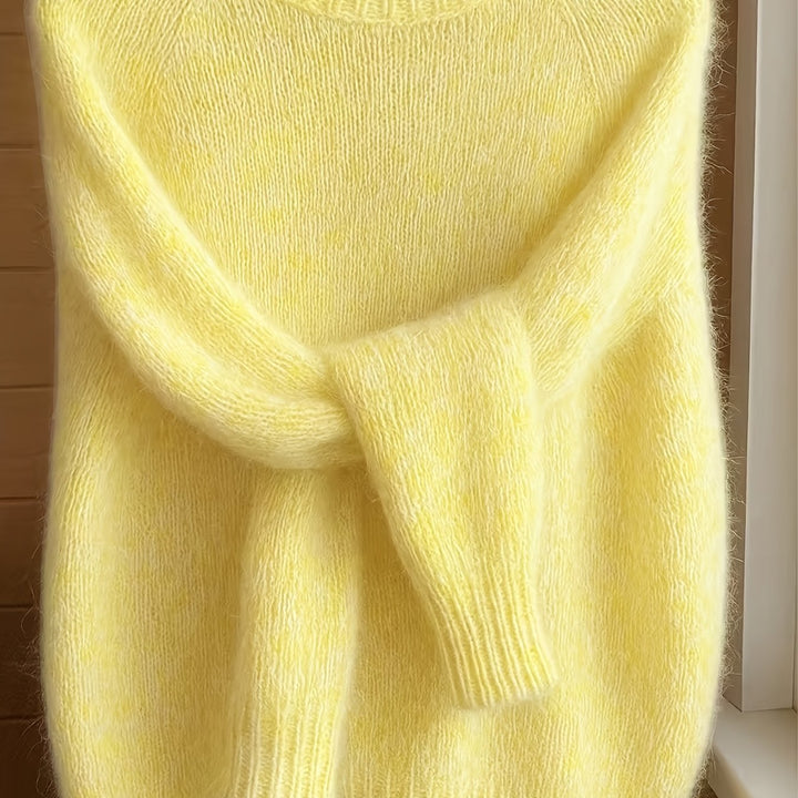 Wygodny luźny sweter z dekoltem U w ujęciu lifestyle