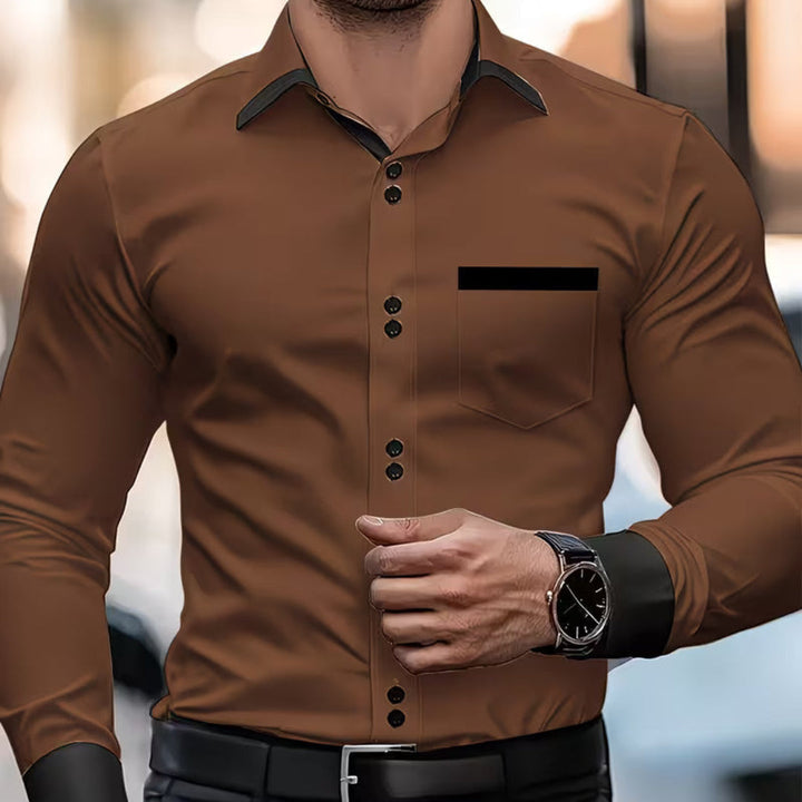 Męska koszula slim fit w zbliżeniu, widoczny elegancki kołnierzyk z kontrastowym wzorem.