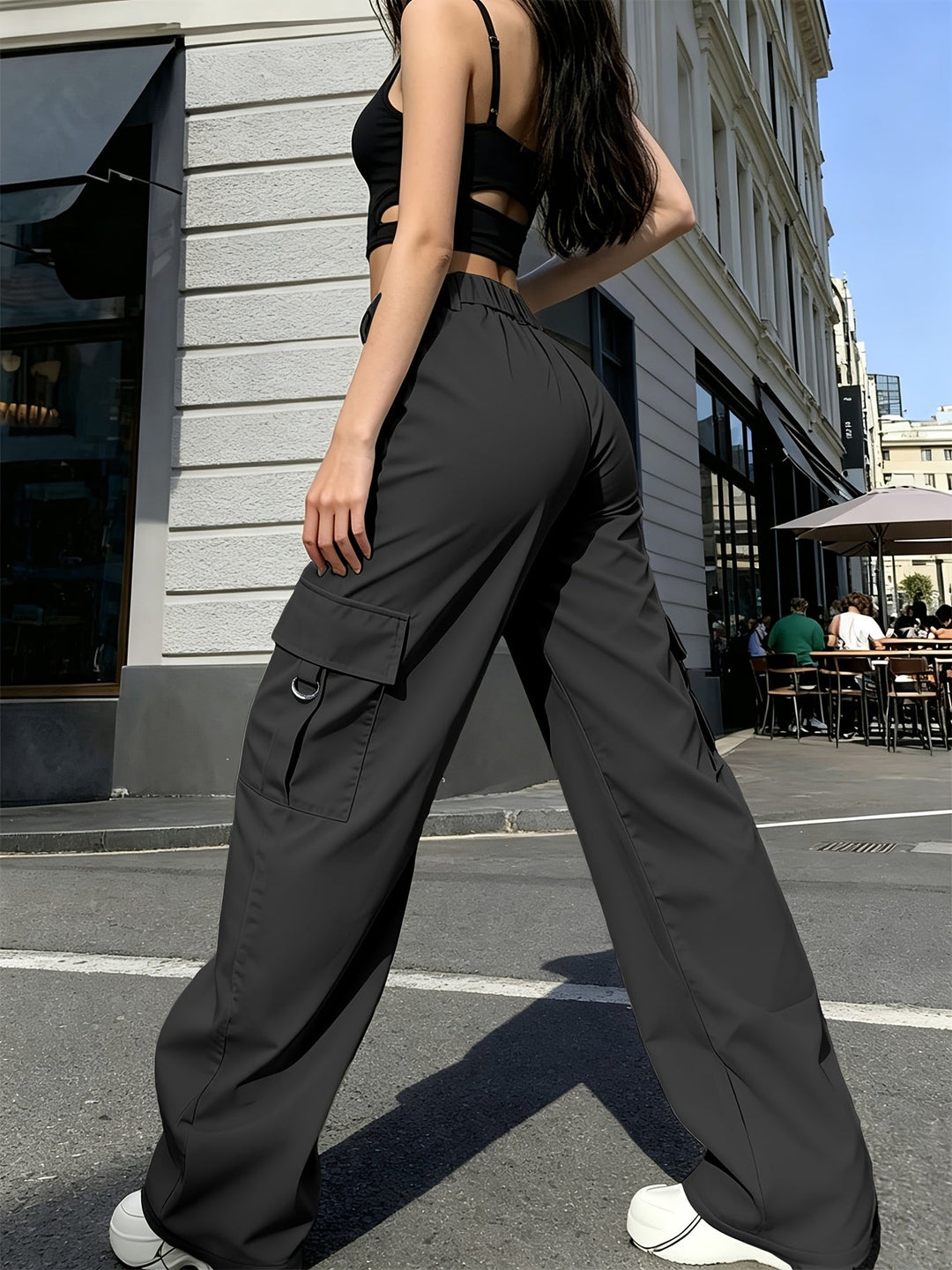 Modelka w czarnych spodniach cargo z szerokimi nogawkami