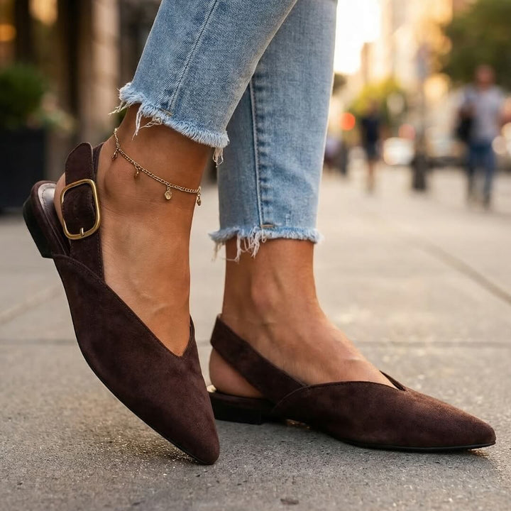 Damskie brązowe baleriny slingback ze szpicem i złotą klamrą na stopie