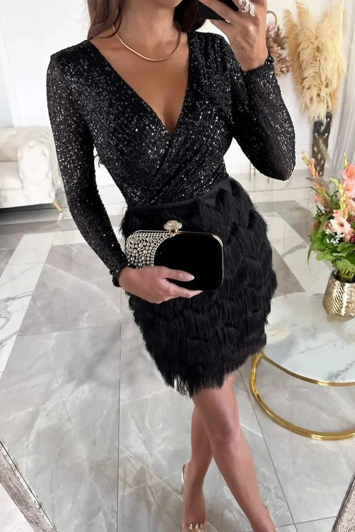 Zbliżenie na cekiny i frędzle eleganckiej sukienki wieczorowej