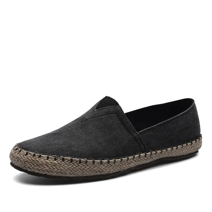 Czarne męskie espadryle slip-on widoczne z boku