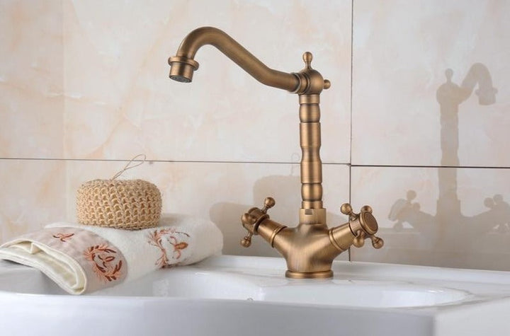 Bateria umywalkowa chromowana, styl retro z dwoma uchwytami, elegancki kran łazienkowy.