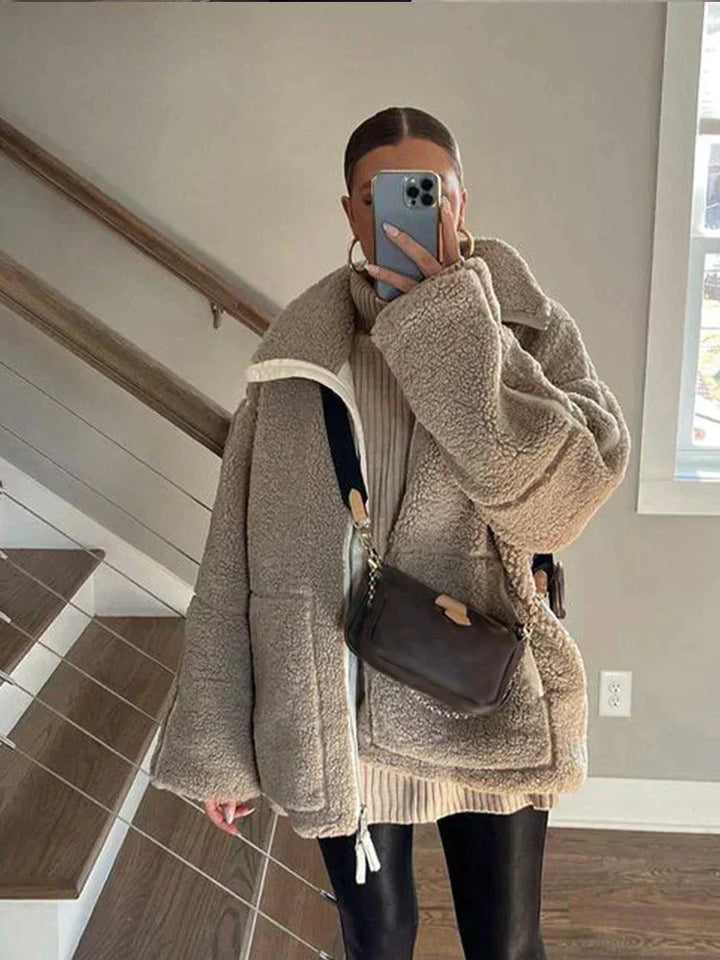 Elegancka kurtka damska oversize ze skóry. Zapewnia komfort i ciepło w zimowe dni, casualowy, modny look.