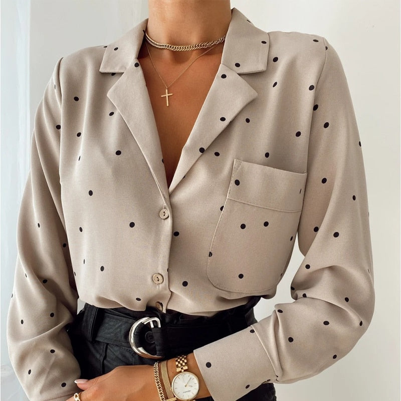 Beżowa elegancka koszula damska w kropeczki z dekoltem V-neck, idealna na co dzień i do pracy.