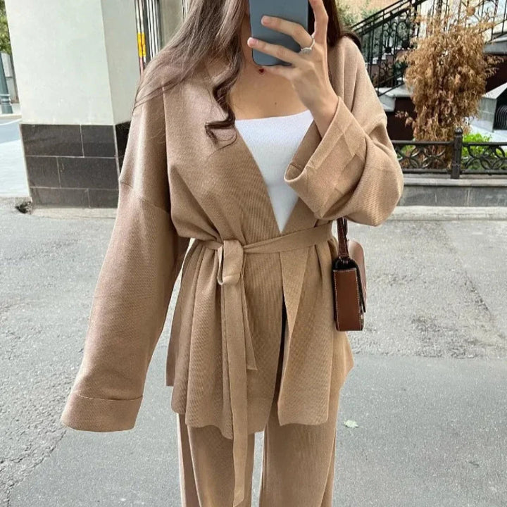 Damski komplet 3-częściowy dzianinowy z kardiganem, topem i spodniami wide leg w kolorze czarnym. Elegancki i casual.