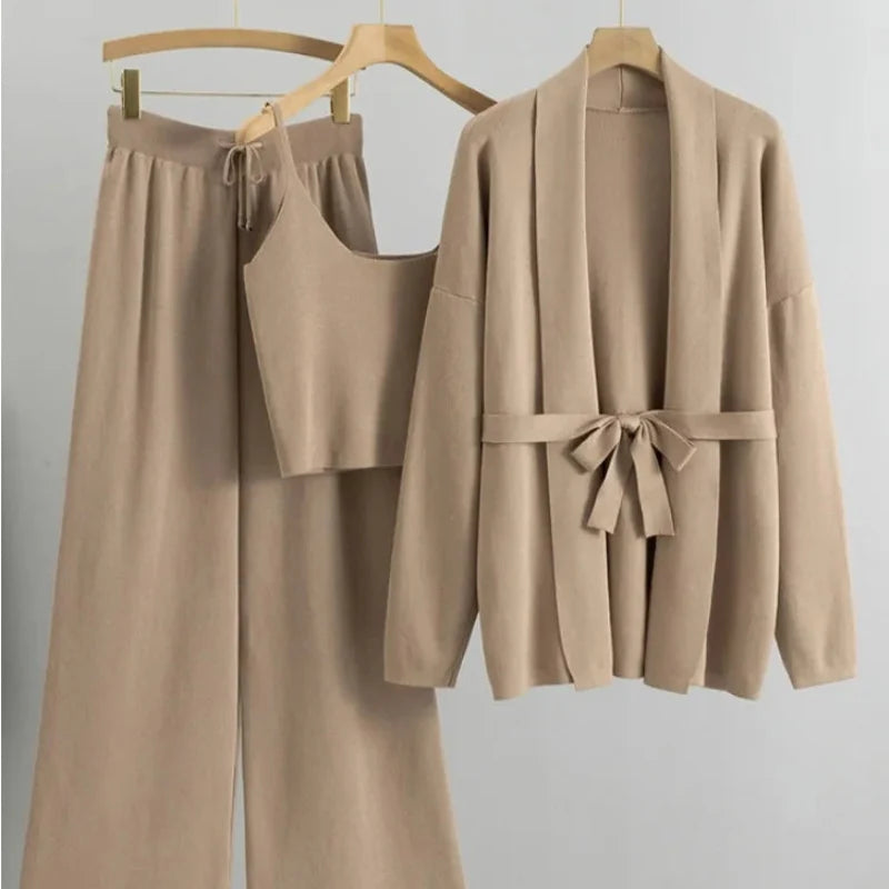 Modny dzianinowy komplet damski: stylowy kardigan, top i spodnie wide leg. Idealny na jesienne stylizacje i komfort.