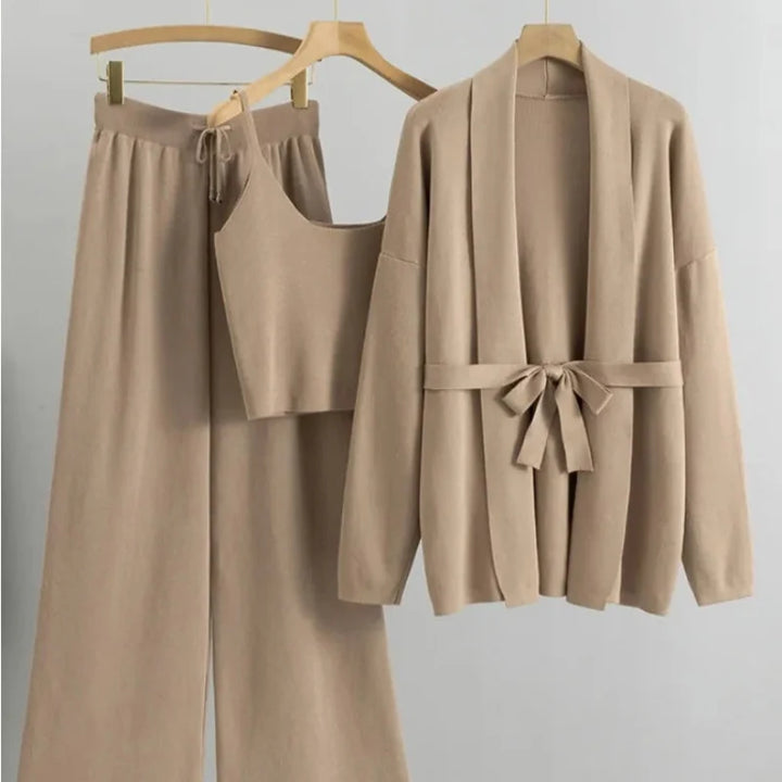 Modny dzianinowy komplet damski: stylowy kardigan, top i spodnie wide leg. Idealny na jesienne stylizacje i komfort.