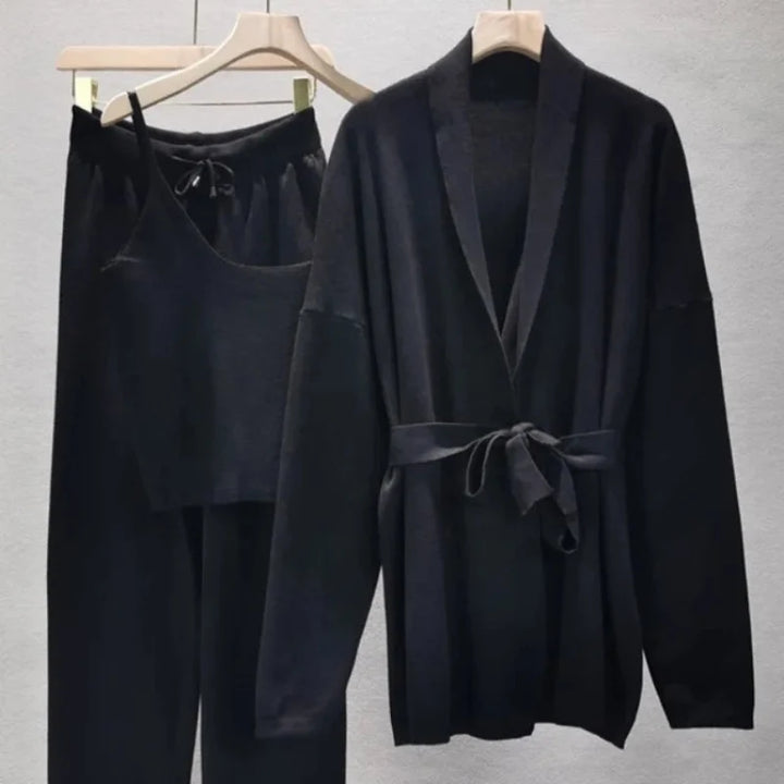 Elegancki czarny komplet damski z dzianiny: kardigan, top i spodnie wide leg. Wygodna i stylowa stylizacja na co dzień.