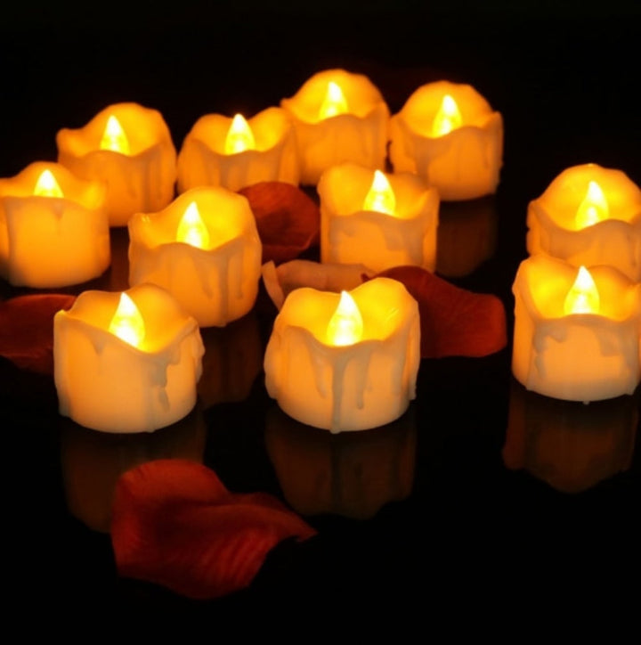 Romantyczne świeczki LED tealight, tworzące ciepłą i bezpieczną atmosferę w sypialni czy salonie.