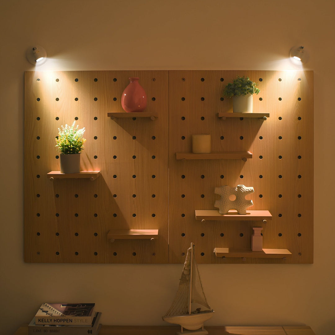 Łatwa w montażu bezprzewodowa lampa ścienna LED z pilotem. Regulowane oświetlenie punktowe do dekoracji.
