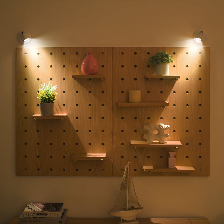 Łatwa w montażu bezprzewodowa lampa ścienna LED z pilotem. Regulowane oświetlenie punktowe do dekoracji.