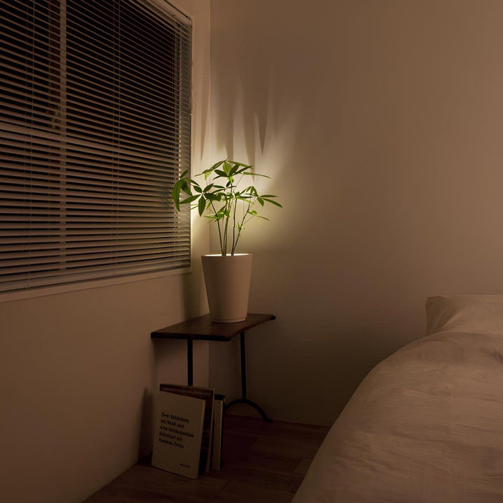 Elegancka bezprzewodowa lampa ścienna LED z pilotem. Regulowane światło punktowe, idealna do nowoczesnych wnętrz.