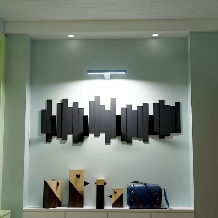 Szczegół bezprzewodowej lampy LED do obrazów, ukazujący regulowaną głowicę i nowoczesny design.