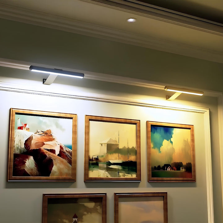 Lampa ścienna LED bezprzewodowa, oświetlająca obraz w galerii. Regulowane światło podkreśla sztukę.