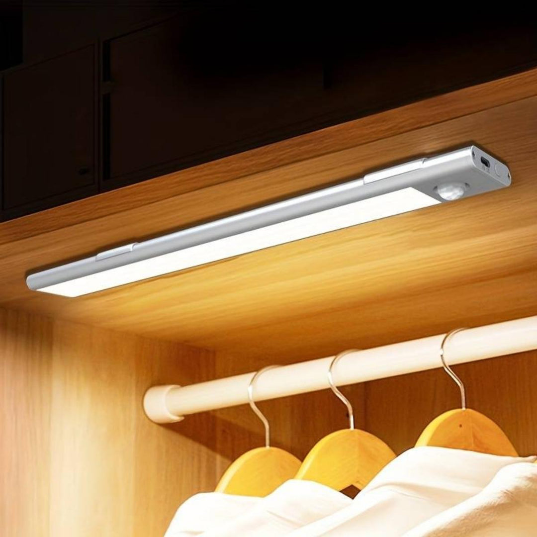Inteligentna lampa LED z czujnikiem ruchu, zasilanie bateryjne, montaż magnetyczny. Oświetlenie bez kabli.