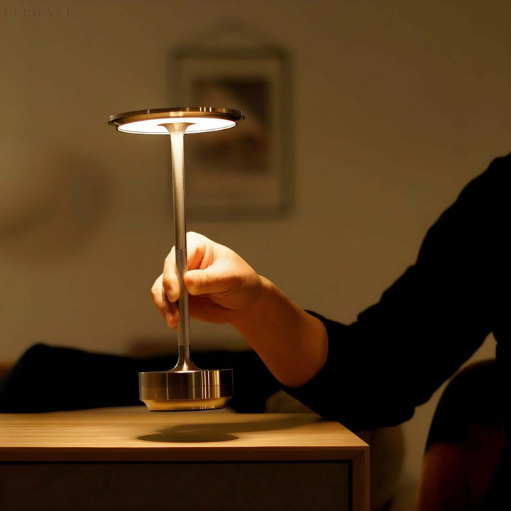 Elegancka lampka sypialniana z funkcją dotykową na szafce nocnej