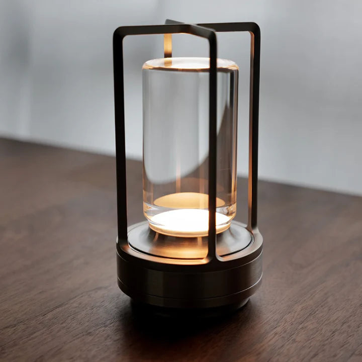 Złota, bezprzewodowa lampa stołowa LED. Ściemniana, akumulatorowa. Nowoczesne oświetlenie i dekoracja do domu.
