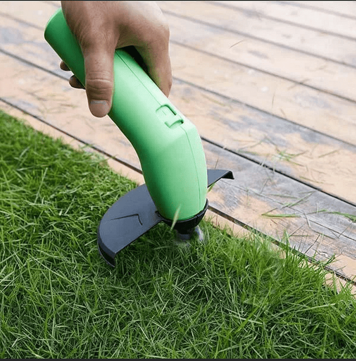 Akumulatorowa podkaszarka do trawy z ergonomicznym uchwytem, ułatwiająca pielęgnację ogrodu.