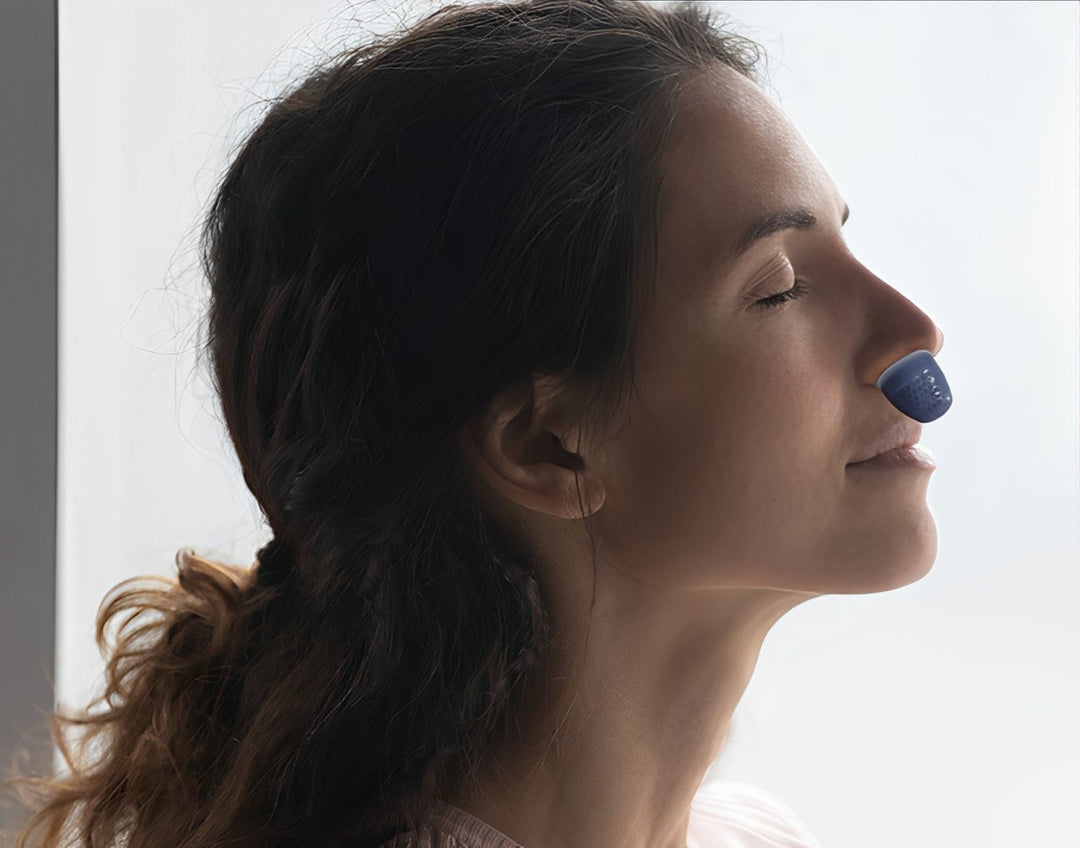 Innowacyjny bezprzewodowy CPAP Mini, dyskretny design dla spokojnego snu. Skuteczna wentylacja nosa.