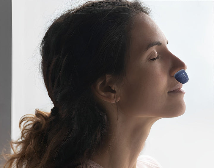 Innowacyjny bezprzewodowy CPAP Mini, dyskretny design dla spokojnego snu. Skuteczna wentylacja nosa.
