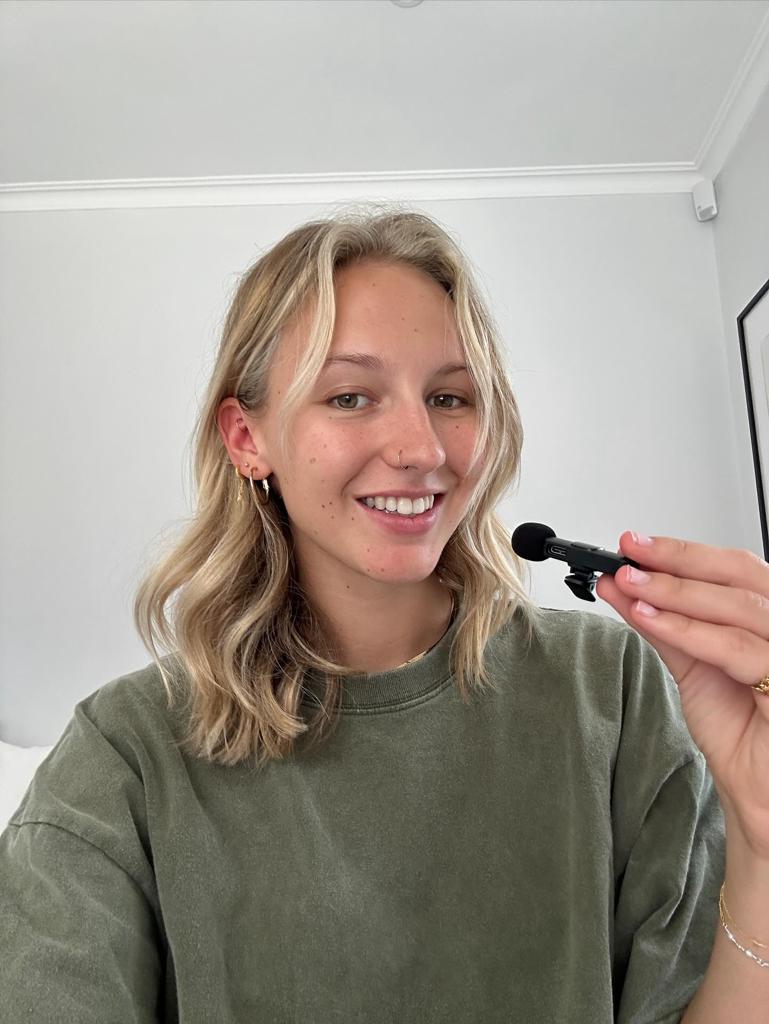 Nowoczesny bezprzewodowy mikrofon z adapterem USB-C i Lightning do iPhone. Niezbędne akcesoria do wideo.