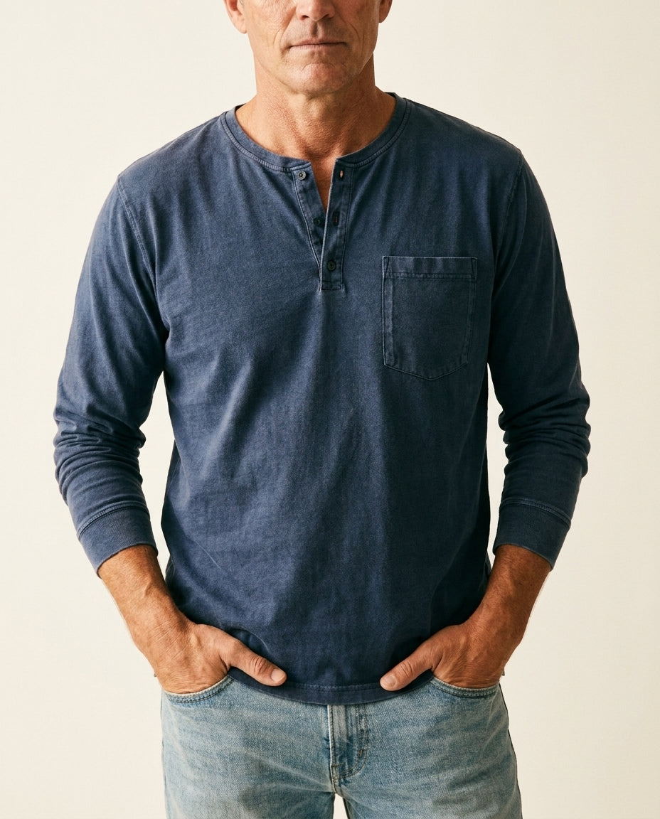 Elegancki i swobodny styl casual: męski t-shirt henley z guzikami